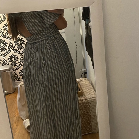 Black and white striped low v-neck jumpsuit - Picture 3 of 6